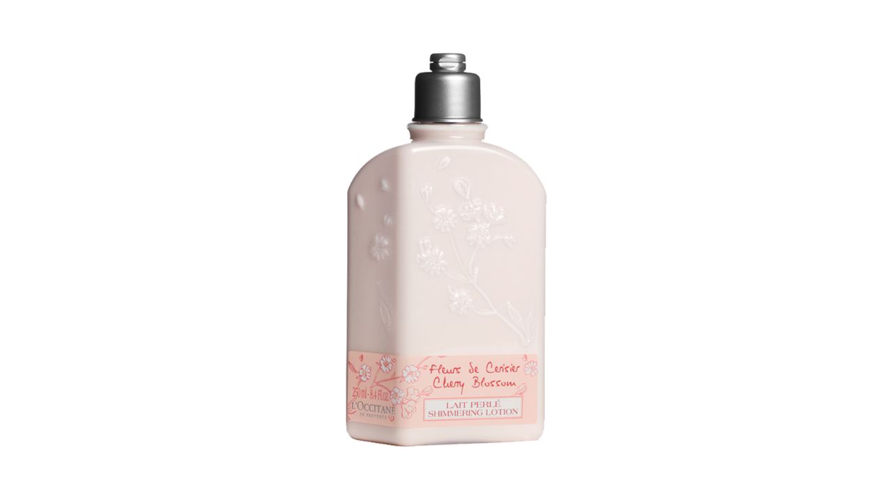 La top 10 delle idee e della guida ai regali di bellezza per la Festa della Mamma X L'Occitane Cherry Blossom Shimmering Lotion